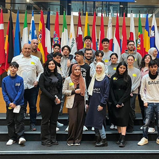 Gruppe von Schülerinnen und Schülern vor europäischen Fahnen