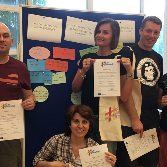 Gruppenbild vor einem Flipchart