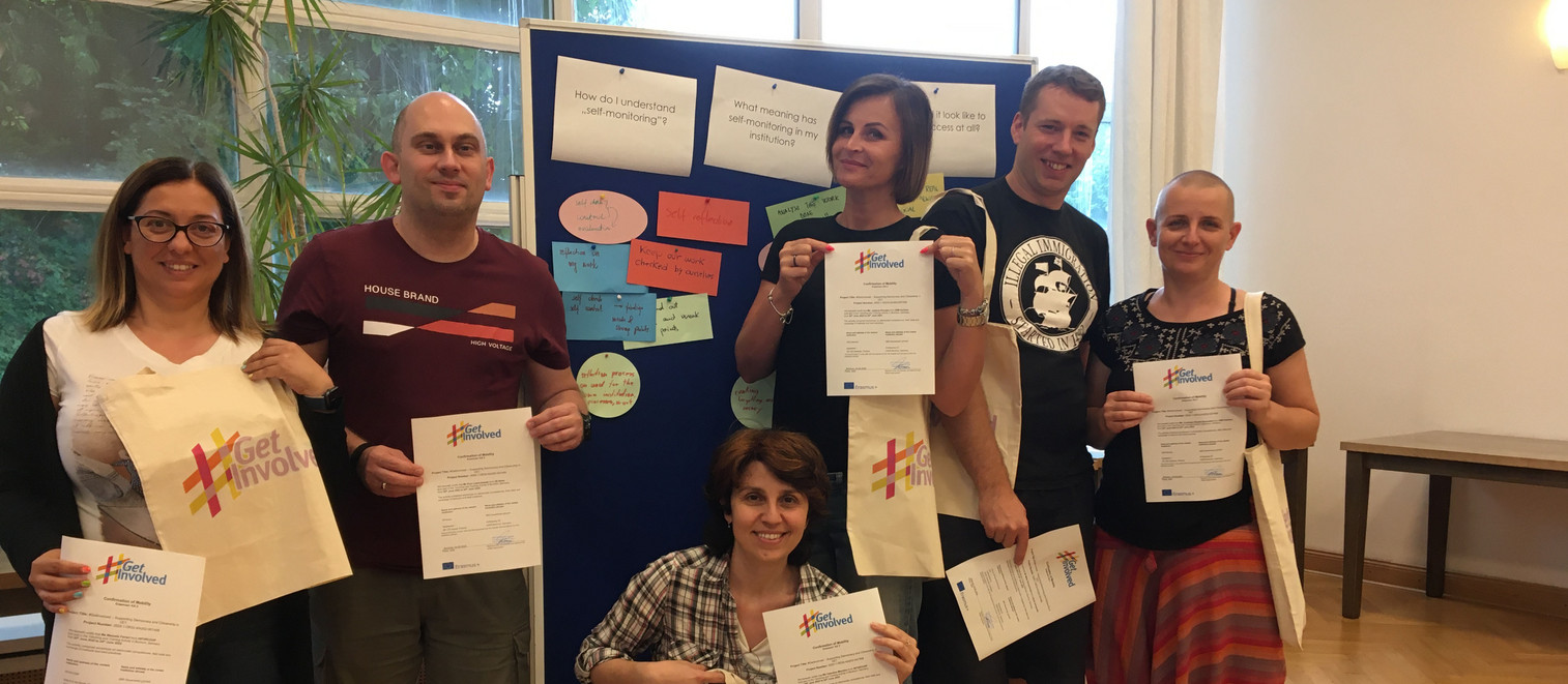 Gruppenbild vor einem Flipchart